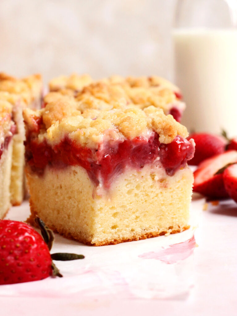 strawberry crumb cake