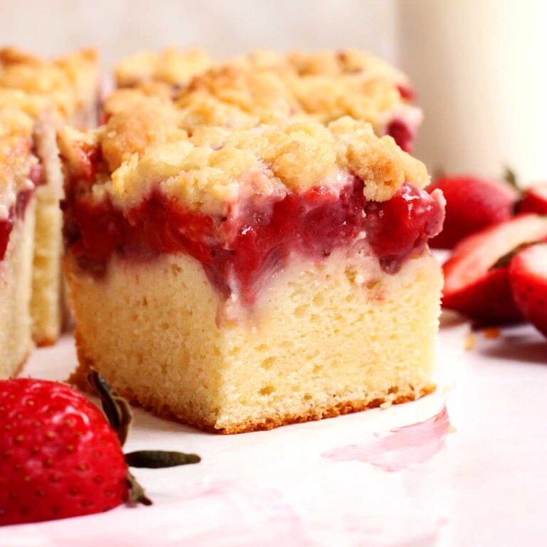 strawberry crumb cake