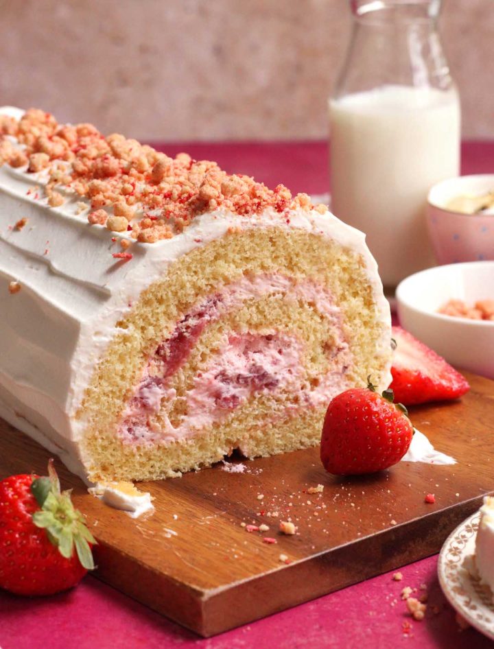 strawberry shortcake swiss roll sliced