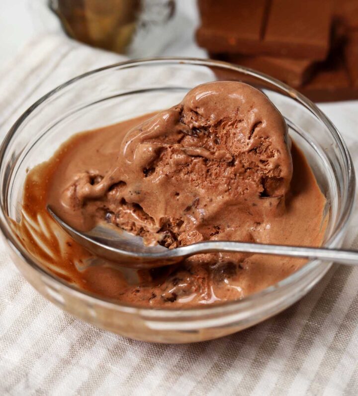no churn chocolate crackle ice cream scoops in a bowl with bites and a spoon
