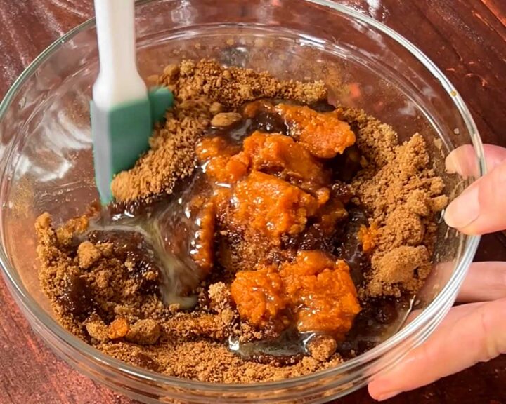 Prepare the pumpkin cinnamon filling.